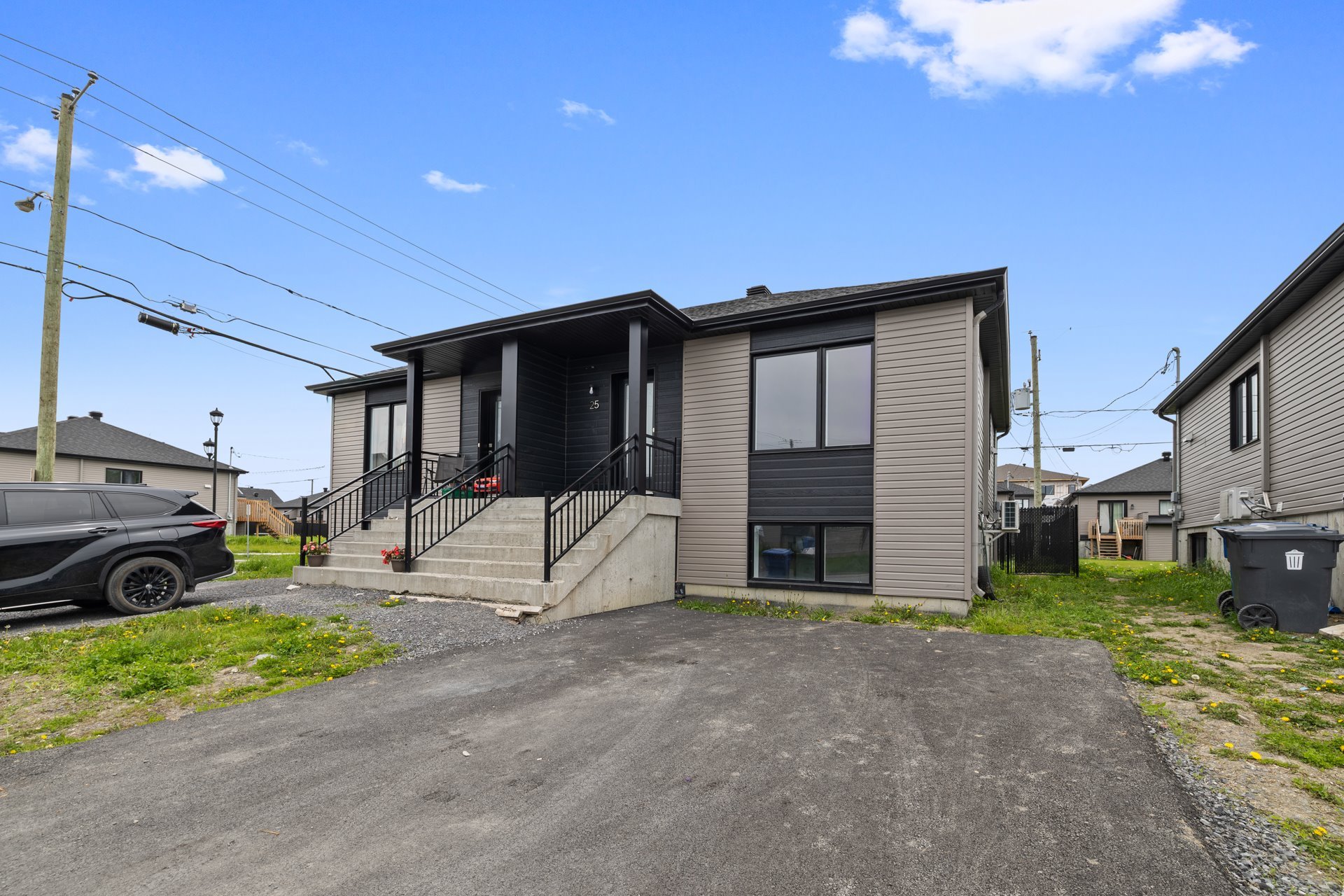 Front exterior of 25 rue Lasselle in Huntingdon