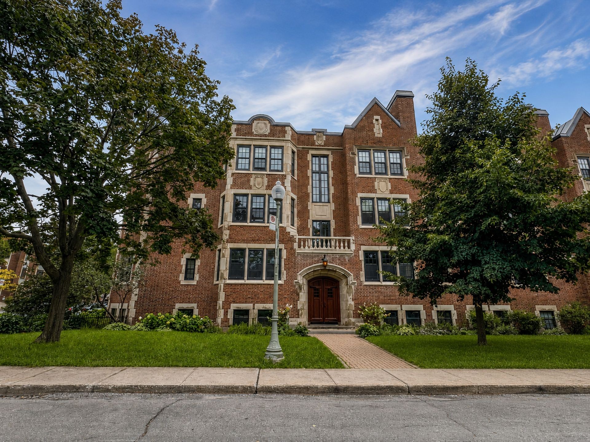Park Manor exterior at 44 chemin Academy in Westmount